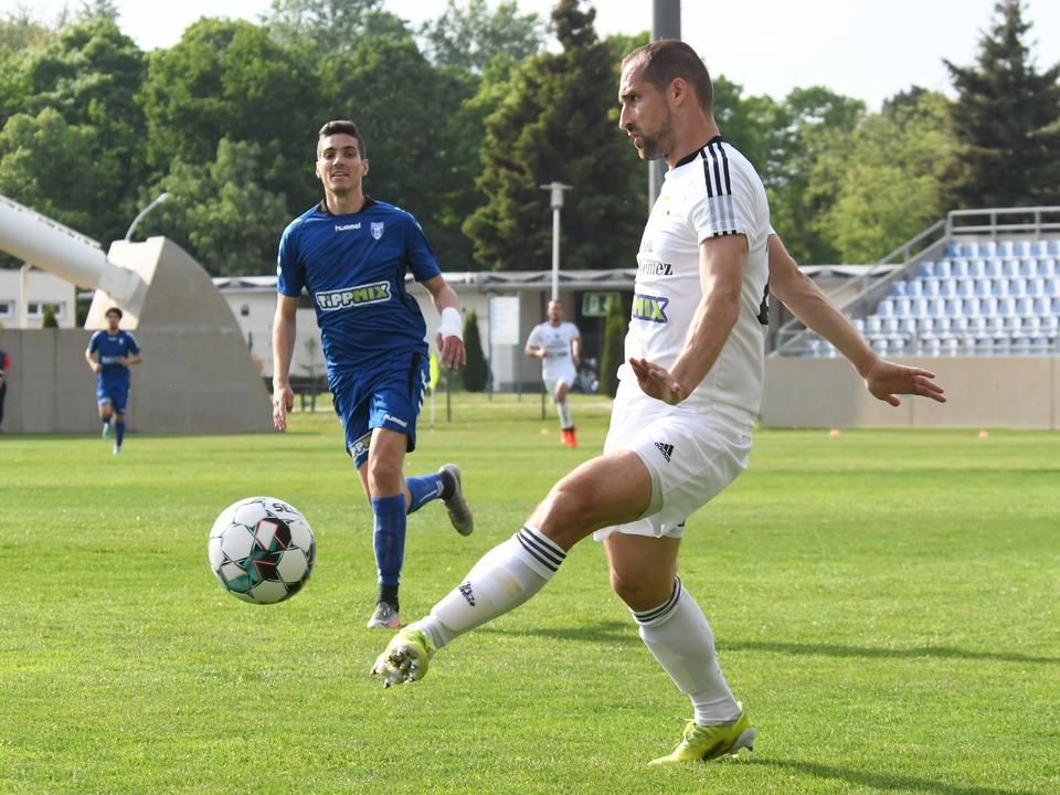 Tomás Lénárth (fehérben) nem sokkal az egyenlítő gól előtt jött le a pályáról (Fotó: Mészáros János/Új Néplap)