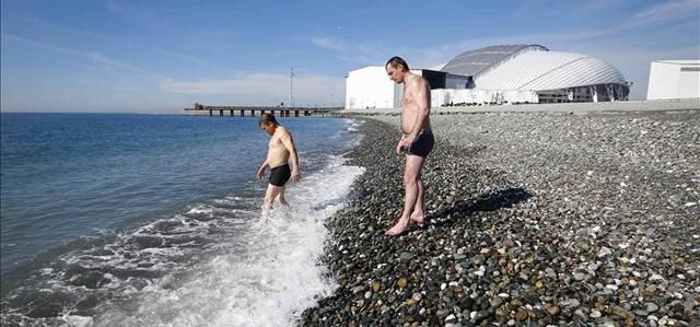 BÁTORSÁGPRÓBA. A téli olimpia időjárása inkább a strandolóknak kedvez (Fotó: Reuters)