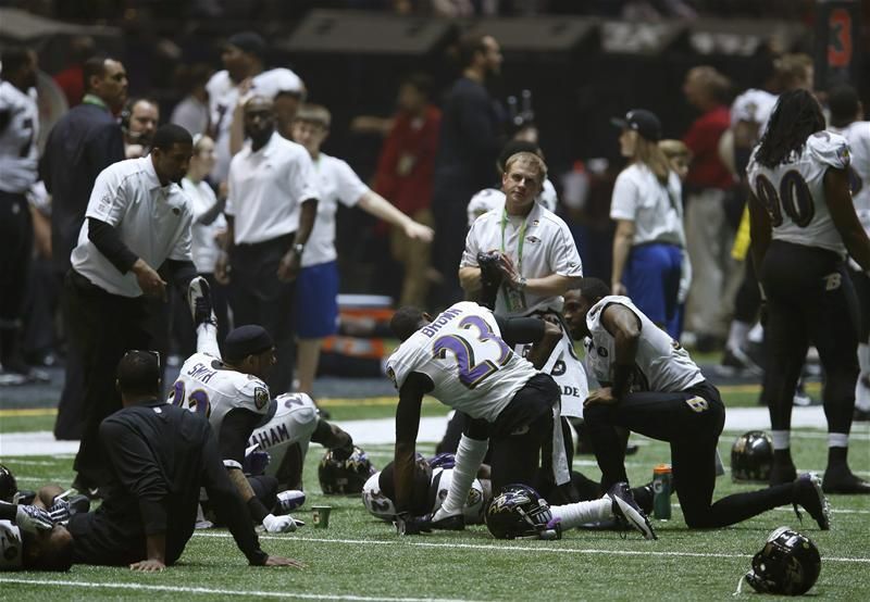A Ravens játékosai lazítanak az áramszünet miatt sötétbe borult arénában