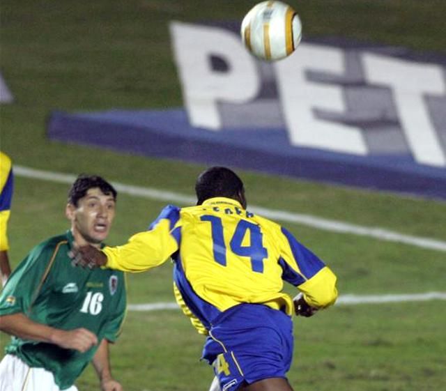Első gólját a Bolívia elleni Copa América-meccsen fejelte 2004-ben