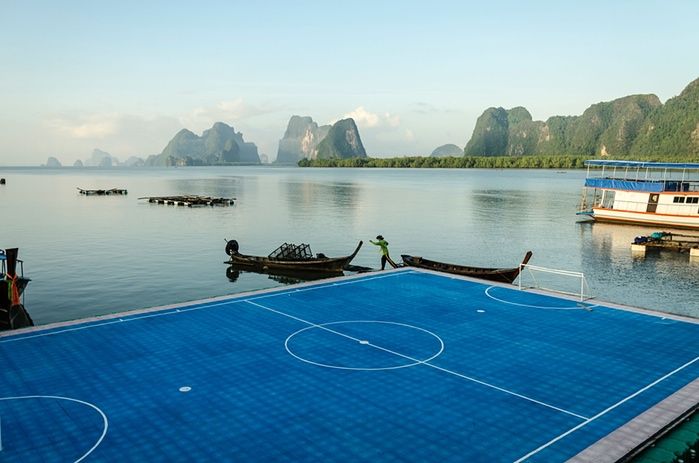 Futballpálya a vízen a Thaiföld déli részén található Koh Panyiban, az úszó halászfaluban (Fotó: theguardian.com)