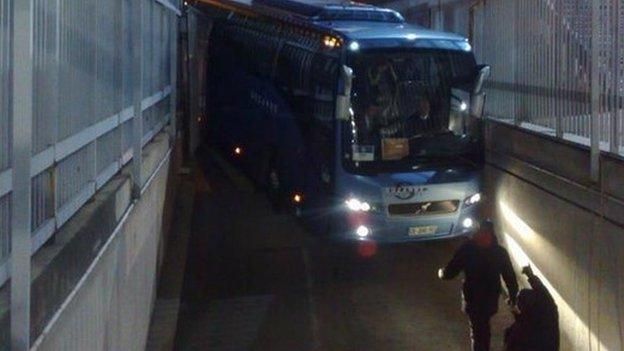 Bajban a Chelsea-busz (Fotó: BBC)