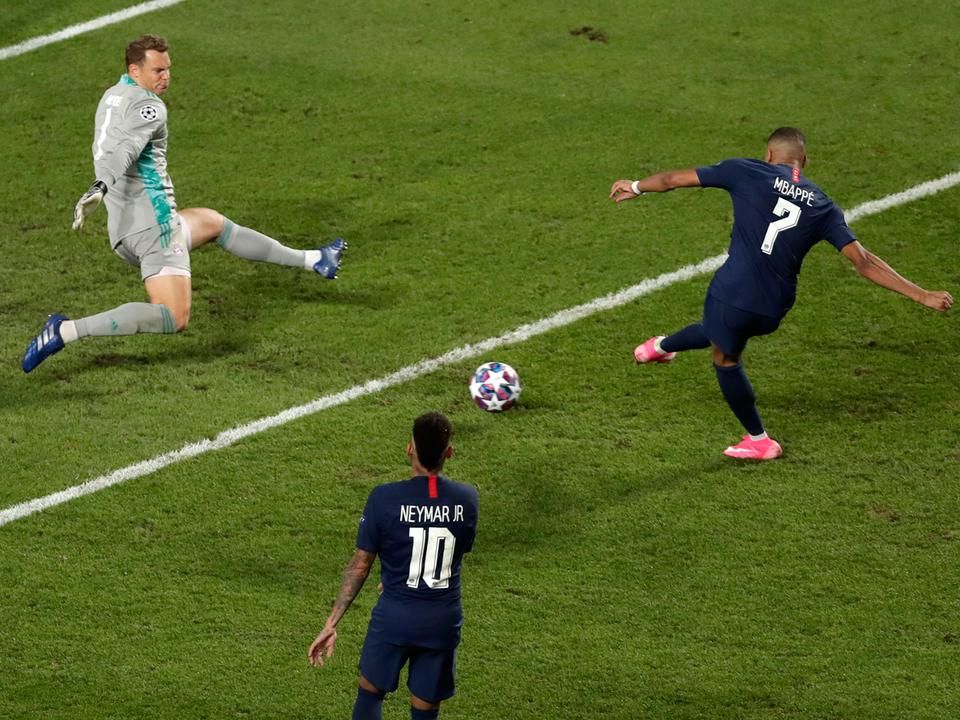 Neuer minden kulcsfontosságú párharcot megnyert a PSG támadóival szemben (Fotó: AFP)