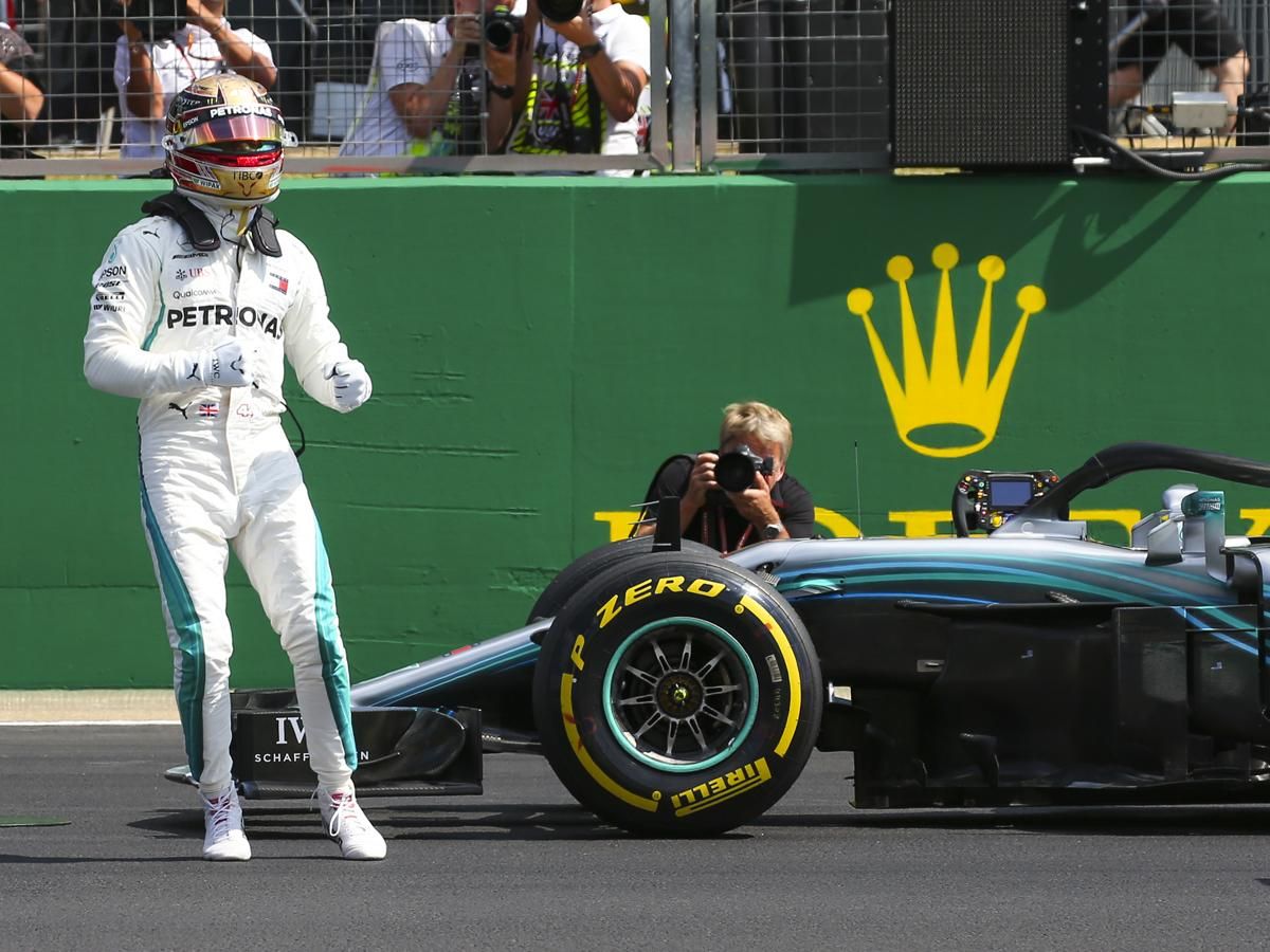 Hamilton rég nem örült ennyire egy pole-nak (Fotó: AFP)