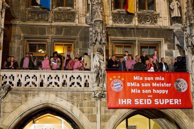 A müncheni városháza erkélyén a Bayern (Forrás: Facebook)