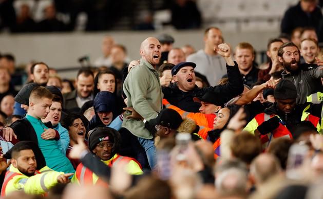 Rengeteg kritikát kapnak a stadion biztonsági emberei (Fotó: Action Images)