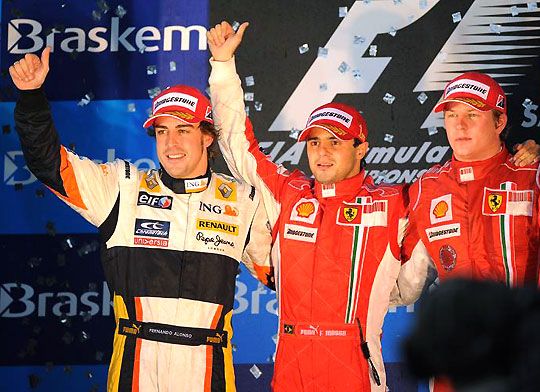 Fernando Alonso (balra) 2010-ben tűzvörösben folytatja, Massa mellett - Räikkönen helyett(Fotó: Action Images, archív)