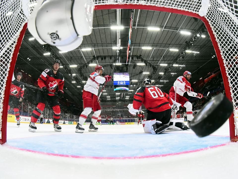 A korong a kanadai kapuban, nem először az este folyamán (Fotó: IIHF)