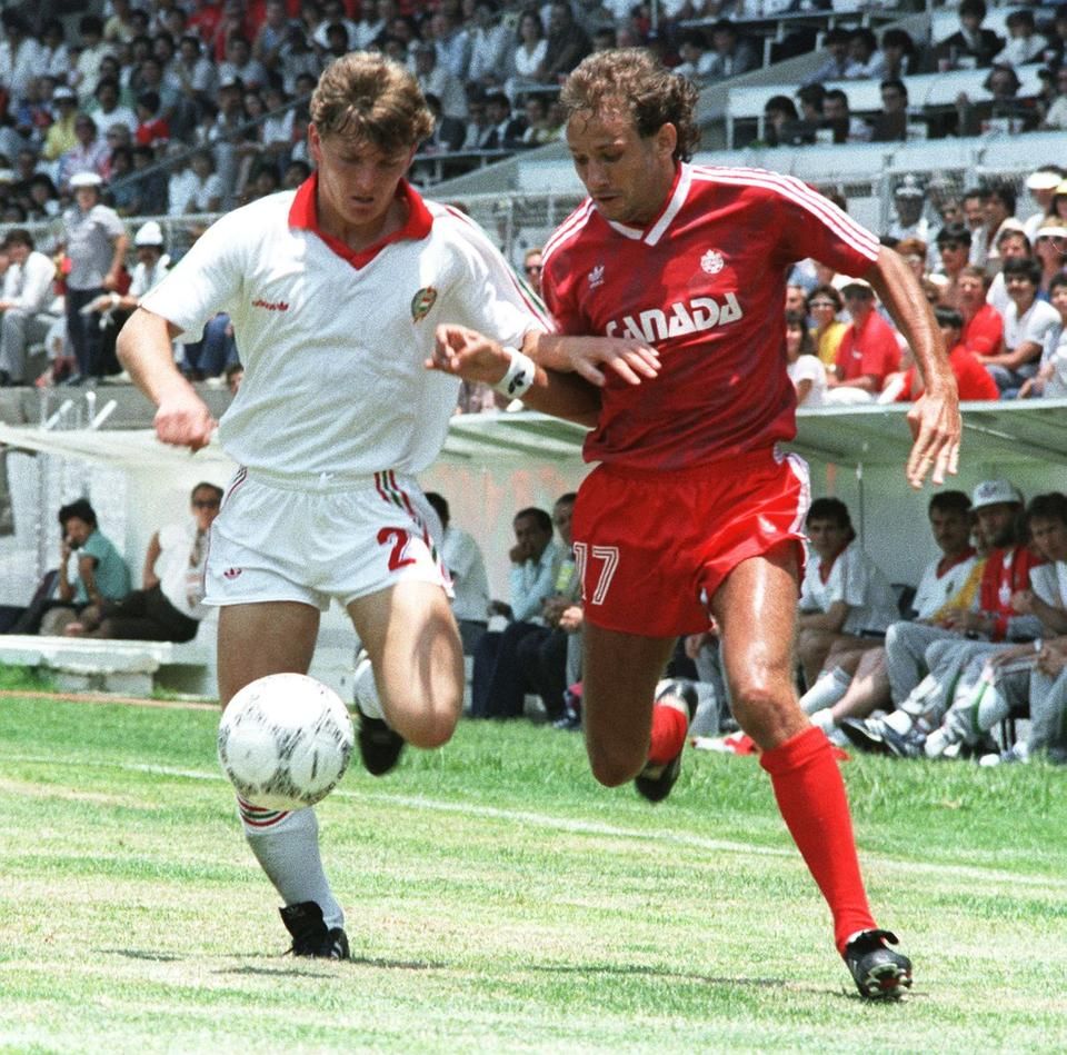 Sallai Sándor (balra) a magyar futball korszakos figurája volt – itt éppen Kanada ellen látjuk az 1986-os vb-n