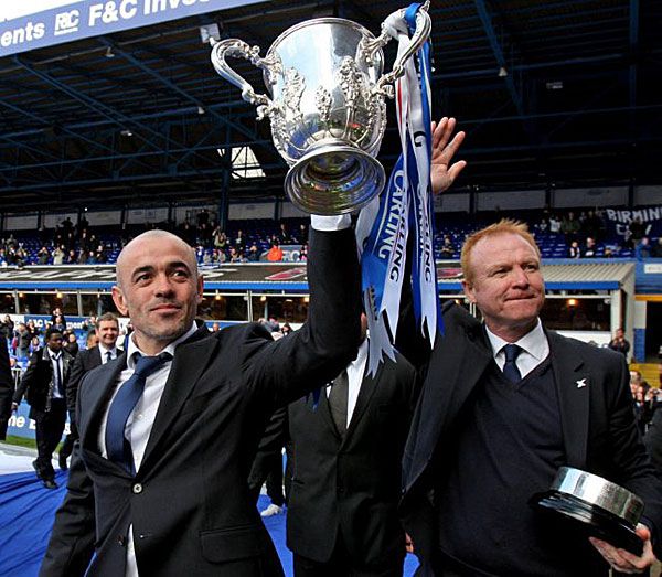 A Birmingham City csapatkapitánya, Stephen Carr és a klub menedzsere, Alex McLeish diadalittasan mutatja a
 St. Andrews közönségének a Ligakupában megszerzett serleget (Fotó: whoateallthepies.tv)