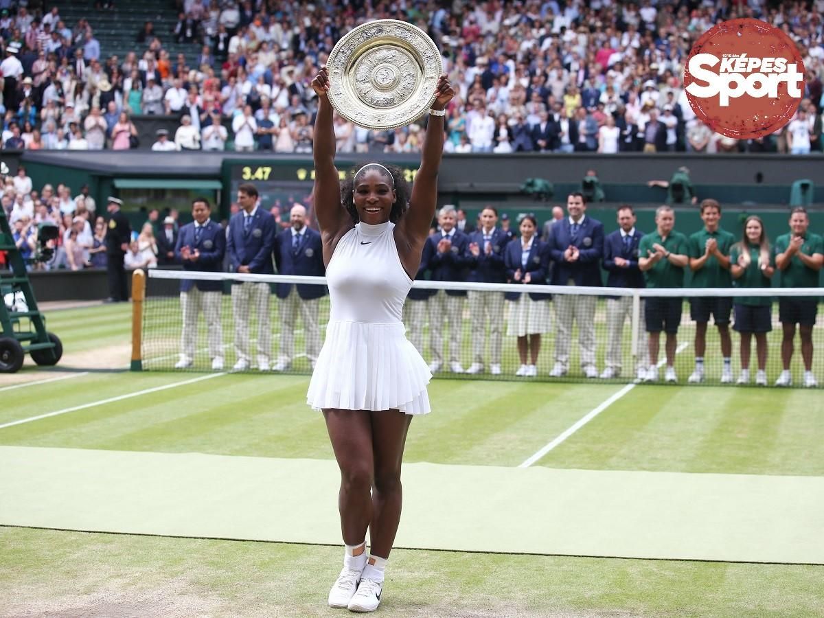 Serena Williams a wimbledoni trófeával 2016-ban: ekkor nyerte meg hetedszer a női egyest a füves pályás Grand Slam-tornán (Fotó: AFP) 
A GALÉRIA MEGTEKINTÉSÉHEZ KATTINTSON A KÉPRE!