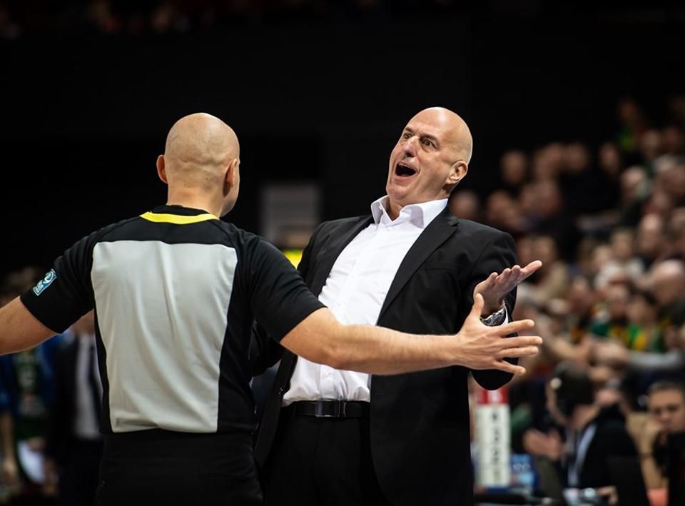 Ivkovics Sztojan és a játékvezető eszmecseréje (Fotó: FIBA)