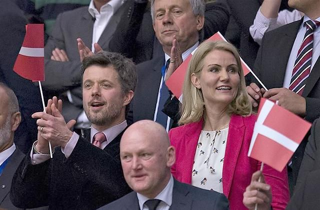 Frigyes dán koronaherceg (balra) és Helle Thorning-Schmidt, Dánia miniszterelnöke a hazaiak mérkőzésén (Fotó: Reuters)