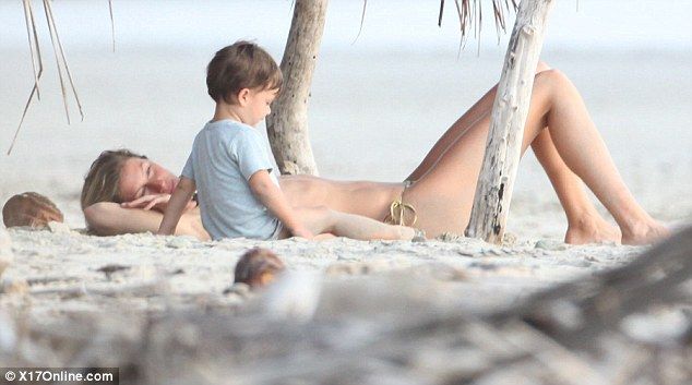 Gisele Bündchen és Benjamin (Fotó: Daily Mail/TMZ)