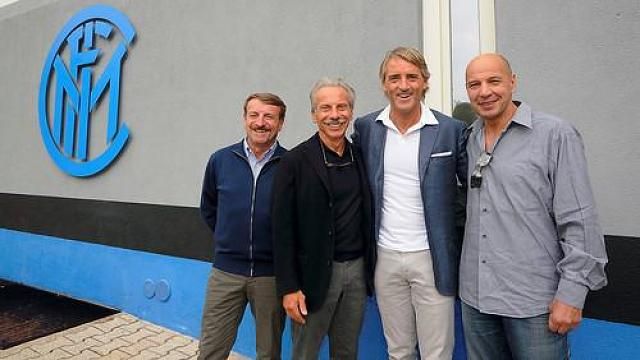 Roberto Mancini vezetőedző (fehér ingben) és a Football Therapy nagykövetei (Fotó: Internazionale)