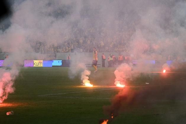 Nehezen viselték a Dynamo szurkolói a kiesést… (Fotó: AFP)