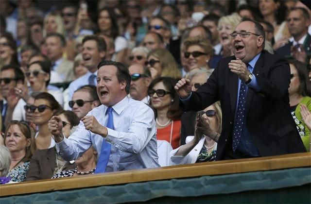 David Cameron (ingben) és Alex Salmond együtt tombolt a díszpáholyban (Fotó: Action Images)