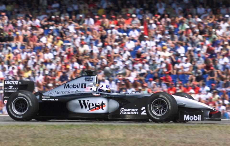 …és David Coulthard 1999-es McLarenje között  (Fotók: AFP)