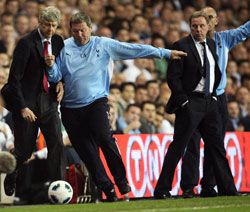 Arsene Wengert szerelik az oldalvonal mellett