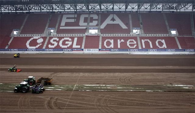 A hét közepén még így nézett ki a munkaterület: gyepet cseréltek a stadionban (Fotók: facebook.com/FCAugsburg)