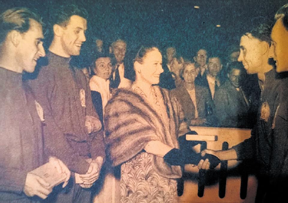 Her Majesty welcomed László Zarándi (far left) and his fellow Hungarian athletes with gloved hands and a big smile in 1955