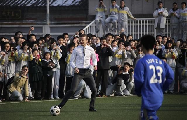 Menő öltönyben is csak lelkes focista: ez az igazi kedvcsináló (Fotó: Action Images)