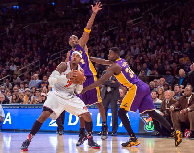 Kobe Bryant (24, a háttérben) igyekezett, de ezúttal Carmelo Anthonyék (7) diktáltak a hajrában