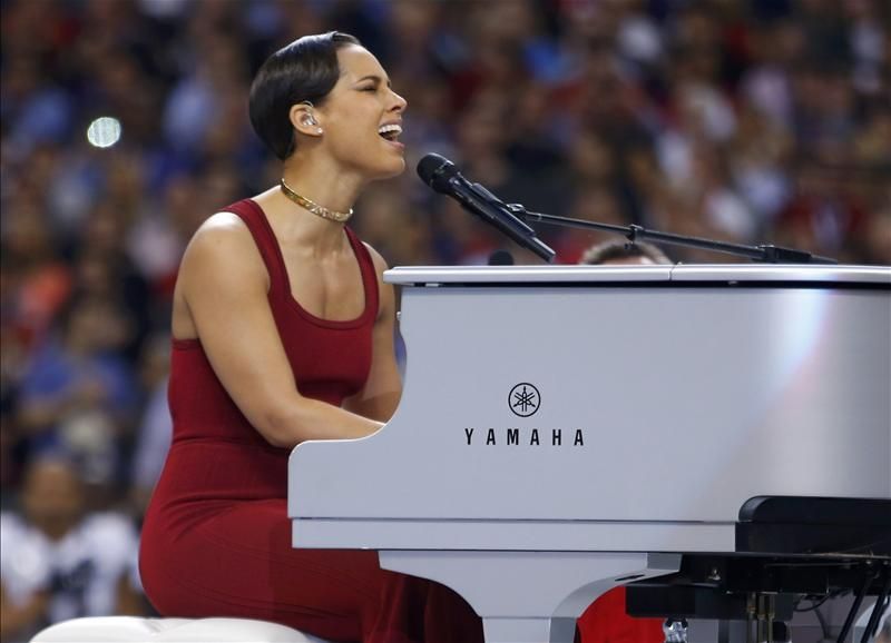 Alicia Keys énekelte a himnuszt, zongoraszóval kísért, érzelemdús előadása sokakat meghatott