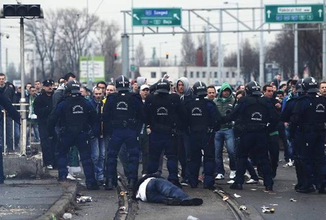 A meccs előtt a stadionnál a szurkolók és rendőrök feszültek egymásnak (Fotó: Veres Viktor)