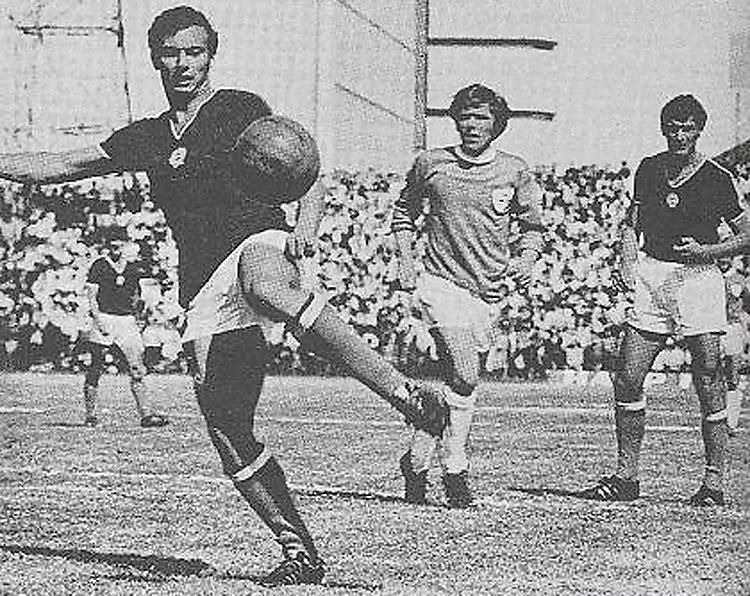 Akcióban az újonc Kozma Mihály, jobbra a háttérben az első gólt szerző Dunai II Antal figyel