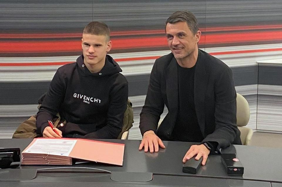 Kerkez Milos signs the contract with Paolo Maldini next to him (Photo: eto.hu)