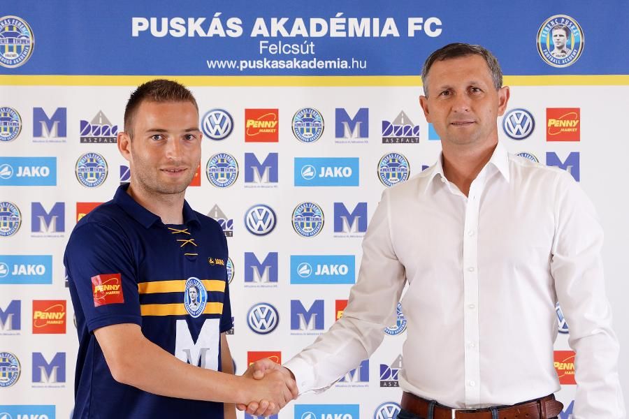 Marko Dinjar (balra) mellett Pogacsics Krisztián is aláírt (Fotó: puskasakademia.hu)