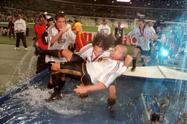 Csapattársa, Ivan Campo dobja vízbe a 2000-es BL-győzelem után (Fotó: whoateallthepies.tv)
