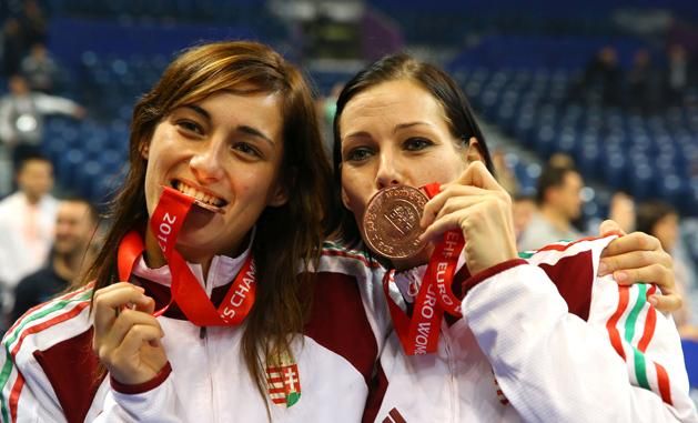 Soós és Görbicz boldogan pózol az Eb-bronzéremmel (Fotó: NS-archív)
