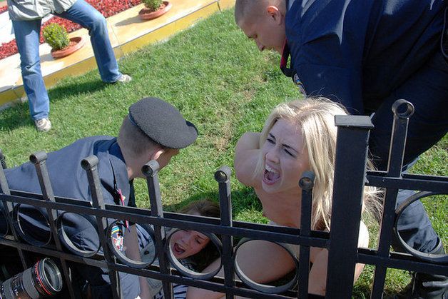 Mindenkit begyűjtöttek a kiérkező rendőrök (Fotó: femen.livejournal.com)