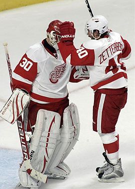 Chris Osgood fogadja Henrik Zetterberg

gratulációját (Fotó: Action Images  – archív)