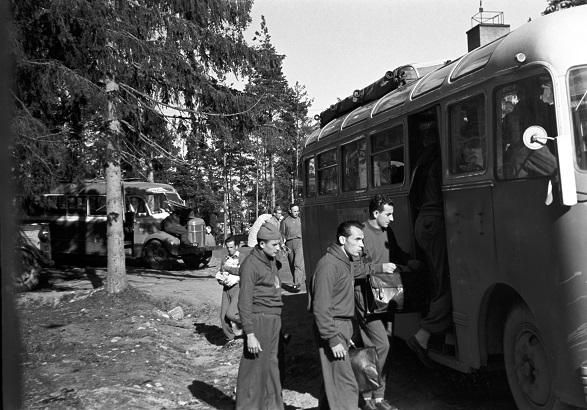 1952-ben Helsinkiben száll fel (táskával) az edzésre induló buszra (Fotó: MTI/Antal József)