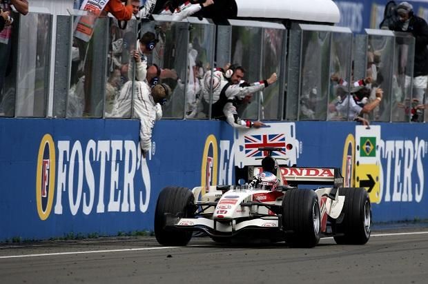 Jenson Button 2006-ban a Hungaroringen nyert először az F1-ben (Kattintson a képre a videó lejátszásához!)