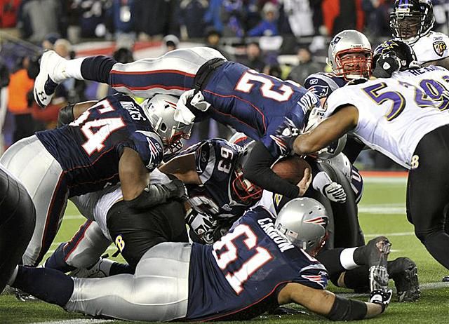 Egy évvel ezelőtt Tom Brady győztes TD-jét még Ray Lewis (52) sem tudta megakadályozni (Fotó: Action Images)