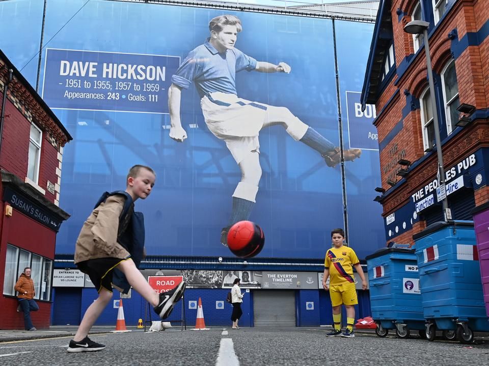 Életkép a Goodison Park mellől: az Everton a tervek szerint néhány éven belül új otthonra talál a dokknegyedben (Fotó: AFP)