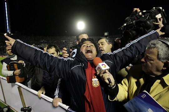 Diego Maradona az argentinok győzelmét ünnepli (fotó: Reuters)