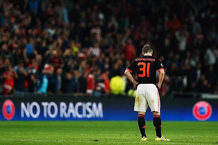 Schweinsteiger újdonságra vágyott Manchesterben. Nem éppen erre gondolt (Fotók: AFP)