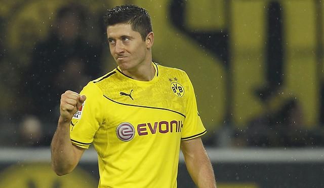 Robert Lewandowski a második mesterhármasát ünnepelte a Bundesligában (Fotó: Reuters)