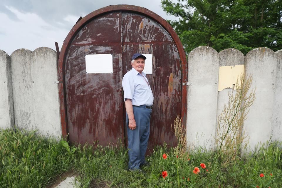 Rimár Mihály, a zsidó temető 77 éves gondnoka, kulcsának őrzője (Fotó: Tumbász Hédi)