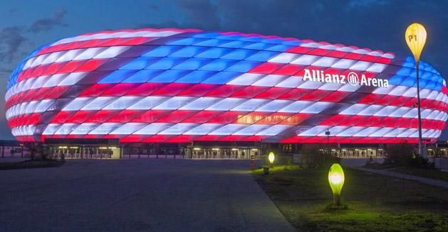 A Bayern tudatos munkával építette fel a márkáját az Egyesült Államokban – az Allianz Aréna július 4-én például az USA zászlajának színeit öltötte magára, nemzeti ünnepük, a függetlenség napja előtt tisztelegve (Fotó:: fcbayern.com)