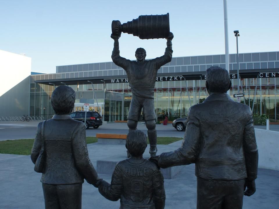 A Wayne Gretzky Sport Centre előtt díszeleg a legendás játékos szobra