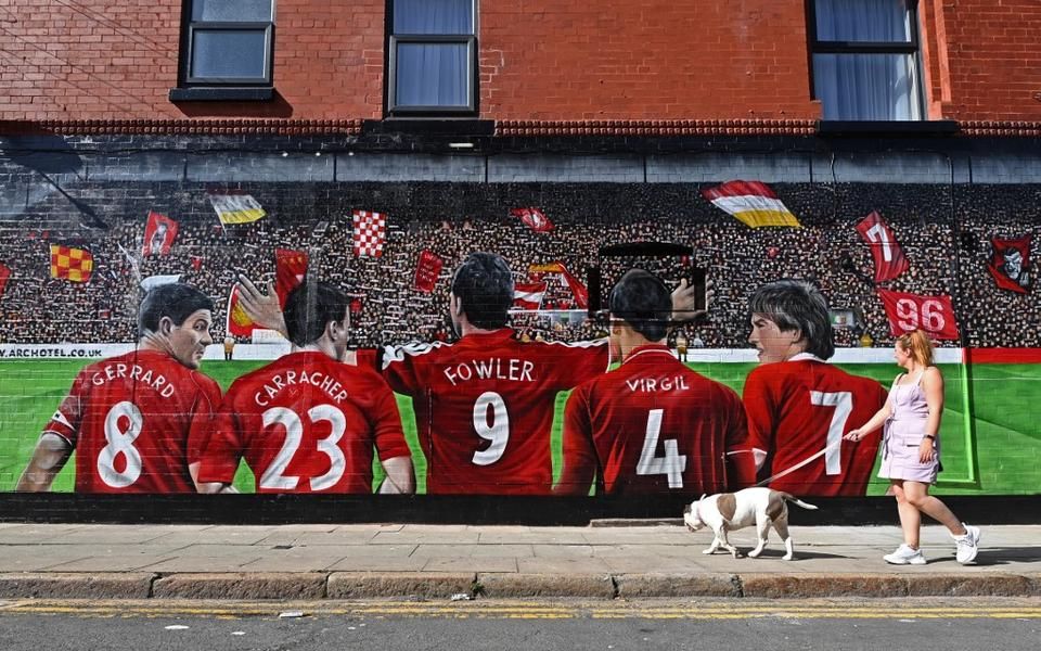 Legendák az Anfield Roadon: Gerrard, Carragher, Fowler, Van Dijk és Dalglish. A kapitány Steven Gerrad (Fotó: AFP)