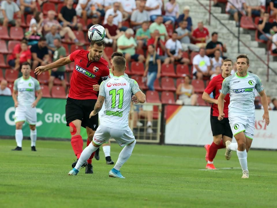 Futó Zsombor (pirosban) nem tudott felszabadítani a gól előtt (Fotó: Laufer László/Új Dunántúli Napló)