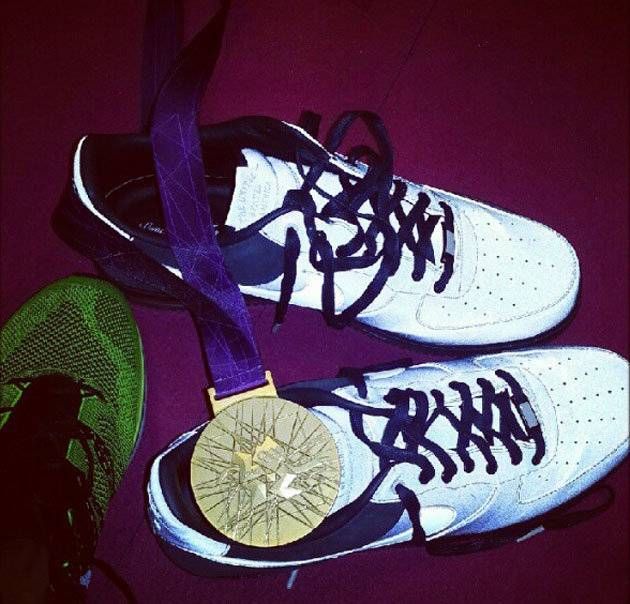 André Iguodala cipőjébe is jutott arany. „Ez kell nekem. Nike air és aranyérem!” – tette hozzá (forrás: sports.yahoo.com)