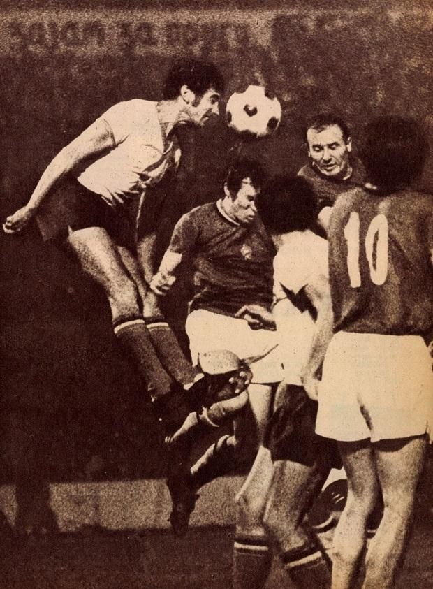 Az 1972-es Eb-negyeddöntő harmadik mérkőzésén, Belgrádban: Magyarország– Románia 2–1. Szatmári fejeli el a labdát Szőke, Bene és Kű (10) elől (Fotó: Képes Sport)